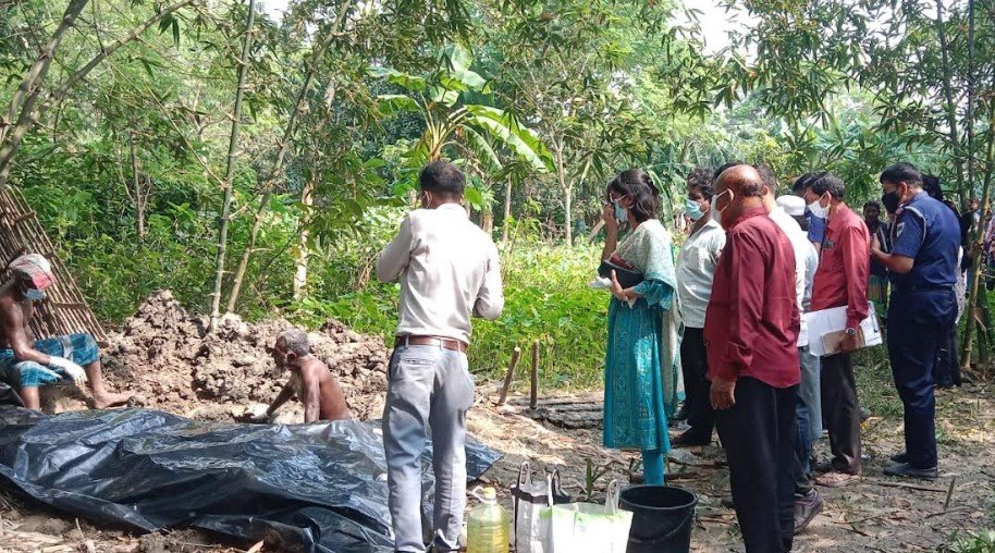 মাথায় ক্ষতের চিহ্ন, দুই মাস পর গৃহবধূর লাশ উত্তোলন